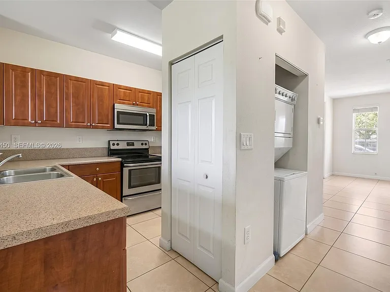 3065 SE 1st Dr #6 — Photo 8