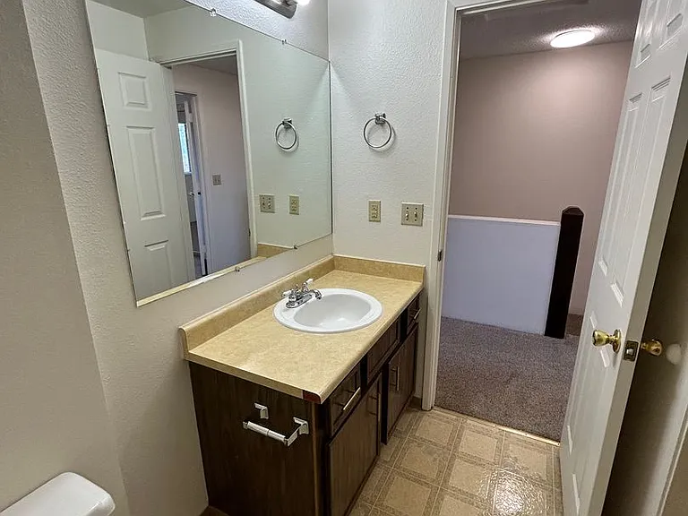834 Homedale Rd — Photo 16