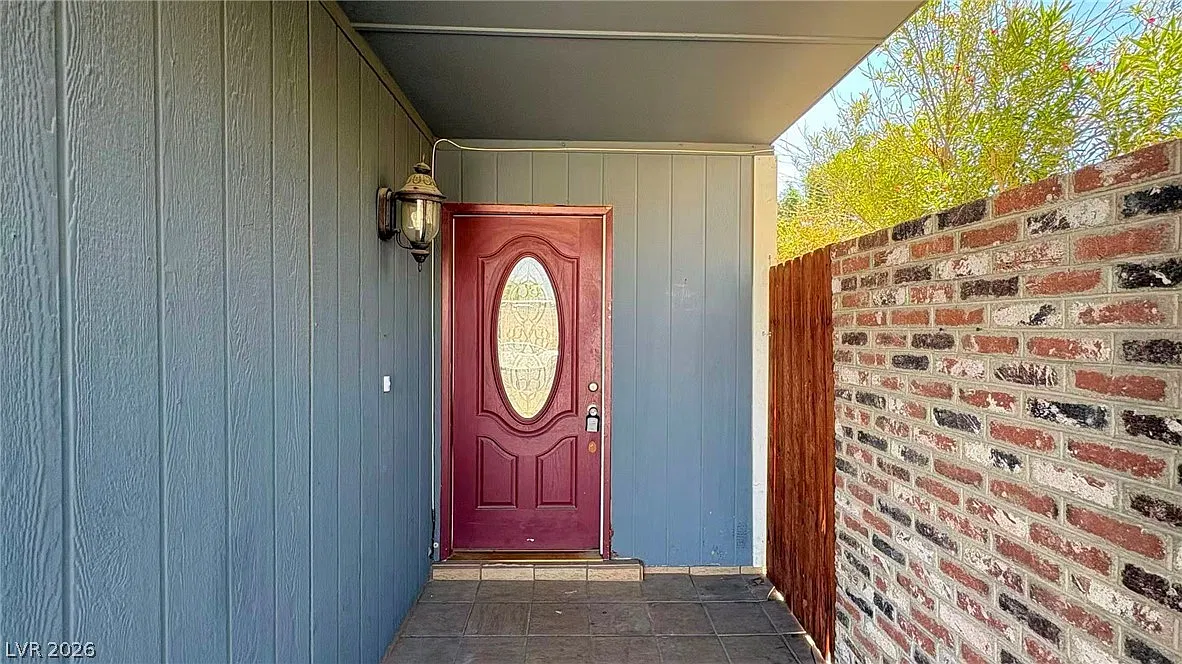 3 bed, 2.0 bath, 1877 sqft, $2,140 — Photo 2