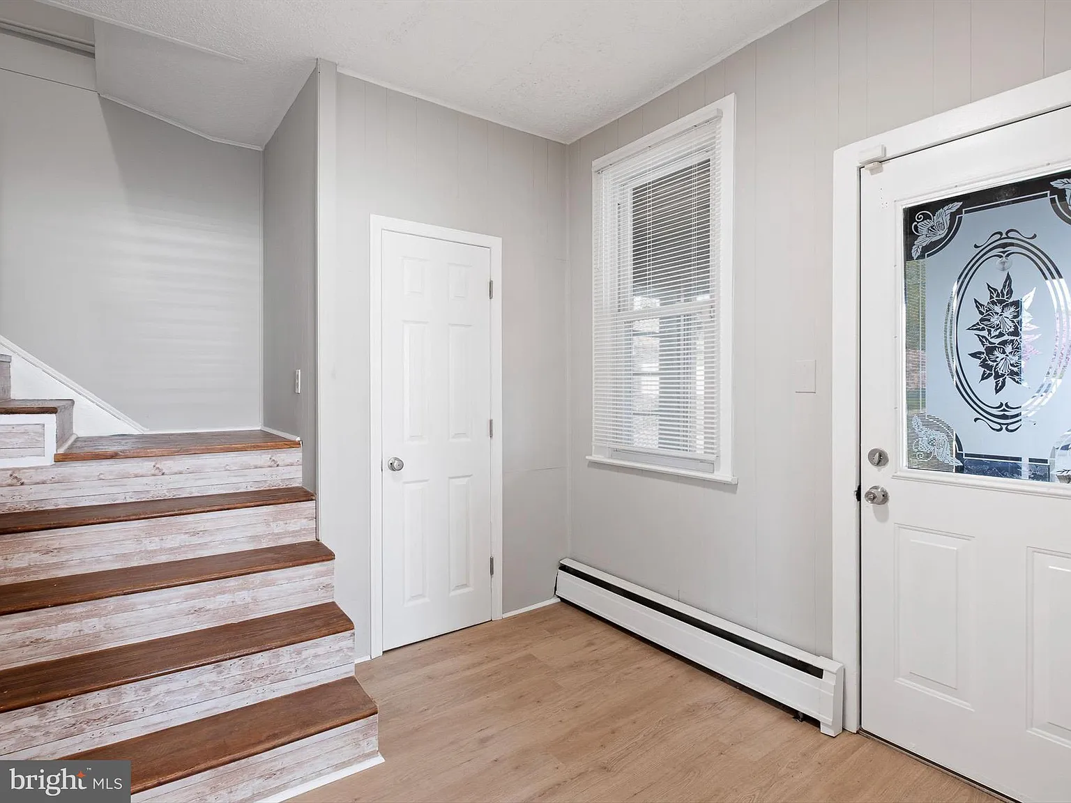 3 bed, 1.5 bath, 1300 sqft, $2,200 — Photo 2