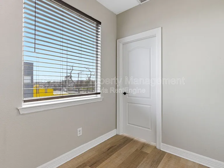 408 Eichwurzel Ln #D — Photo 16