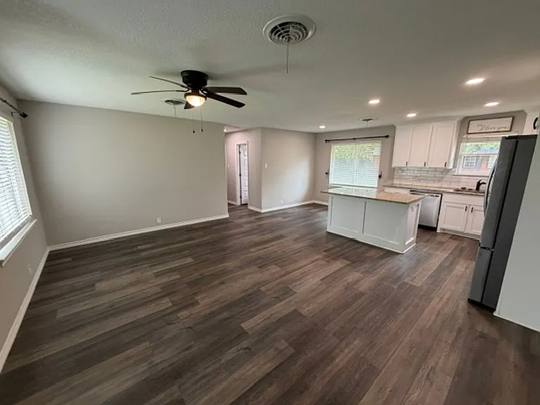 1311 Manor Dr — Photo 3