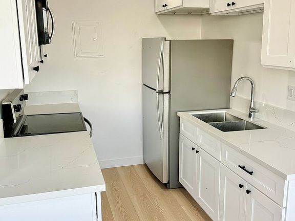 4th image of 1436 Loma Dr #1