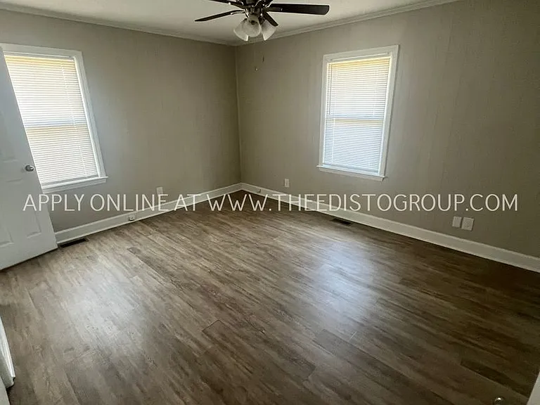 982-996 Hampton Dr NW — Photo 10