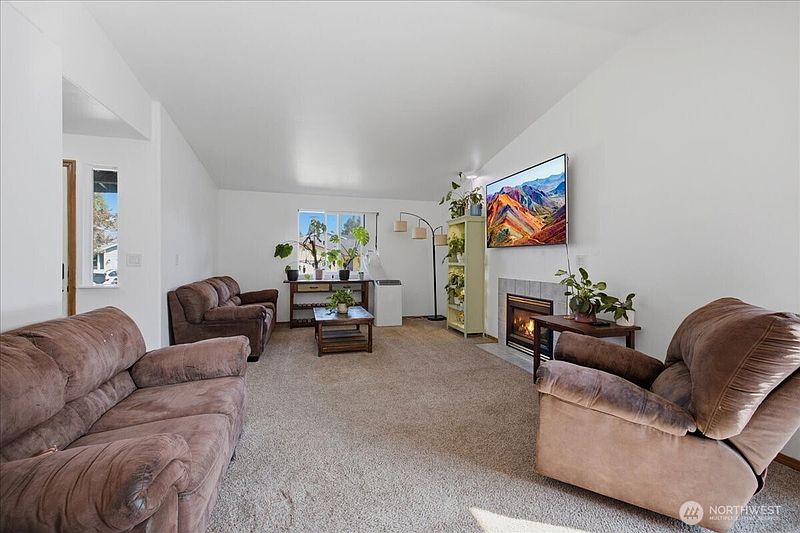 5th image of 920 Perkins Way