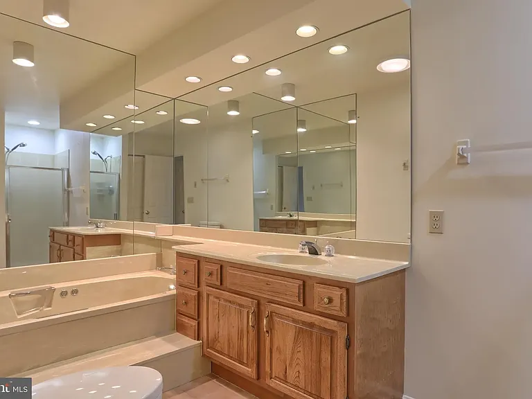 1127 Wicklow Ct — Photo 16