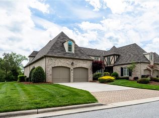 39 Creswell Manor Dr, Greensboro, NC 27407