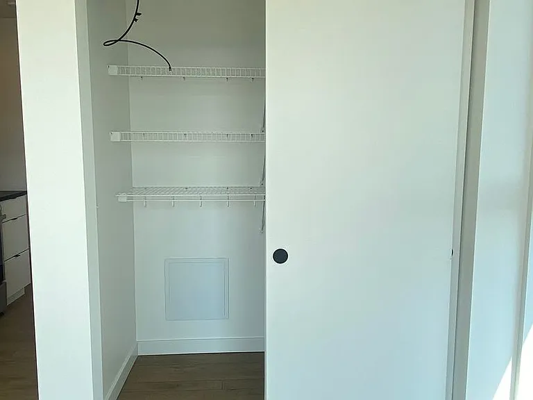 Welcome to Lakeview! - Live in Luxury & Style in the heart of Eastlake — Photo 23