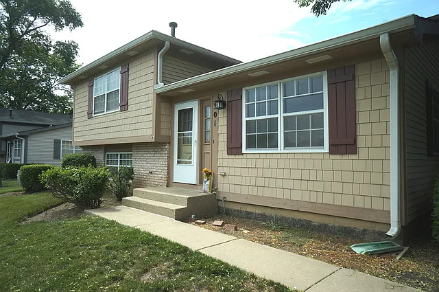 301 Cherrywood Ct — Photo 1