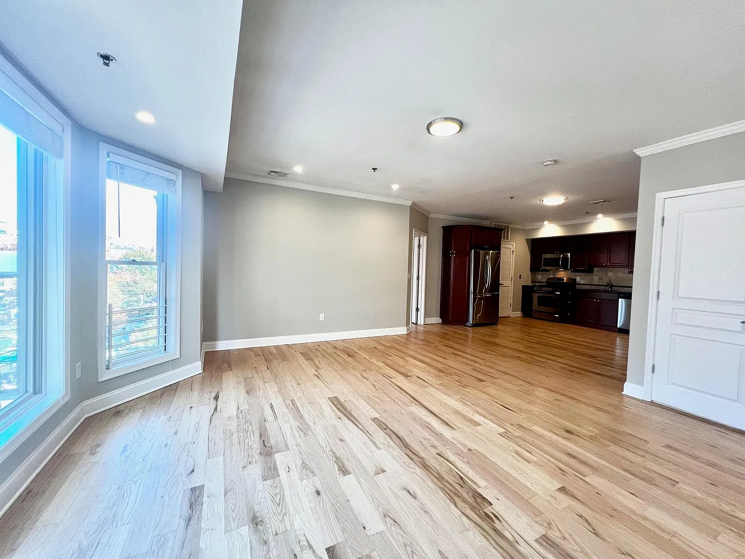 3 bed, 2.0 bath, 1312 sqft, $5,000 — Photo 3