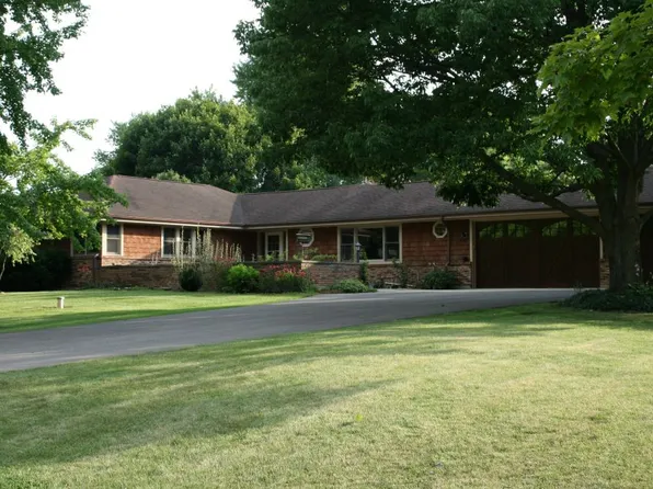 9 Thornfield Ln, Hawthorn Woods, IL 60047