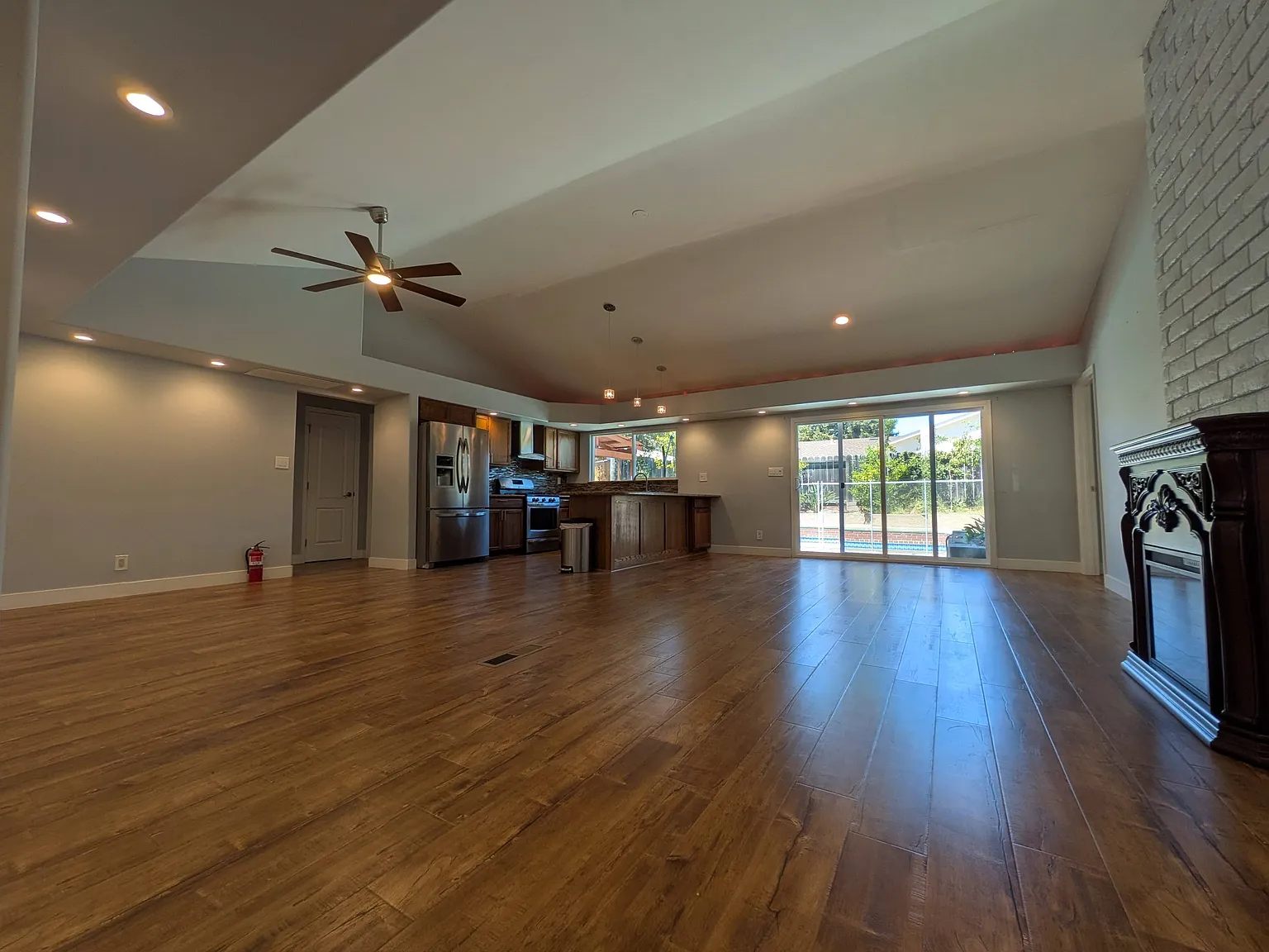 3 bed, 1760 sqft, $4,800 — Photo 3