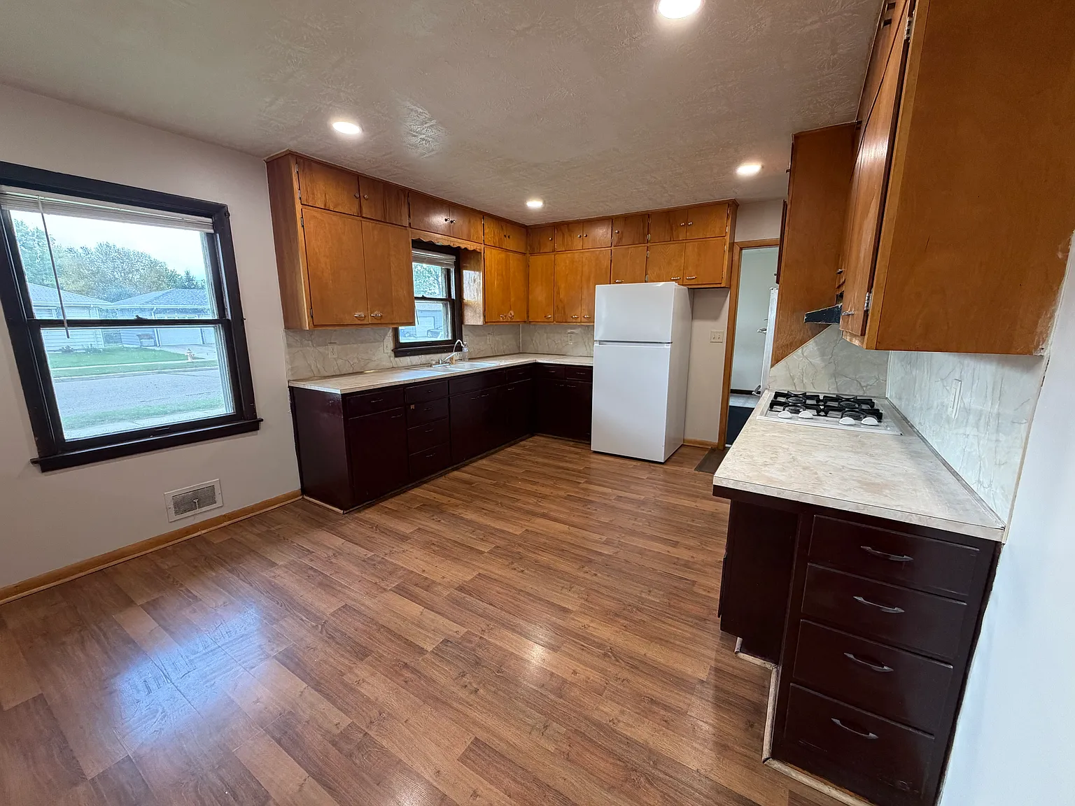 3 bed, $1,300 — Photo 4