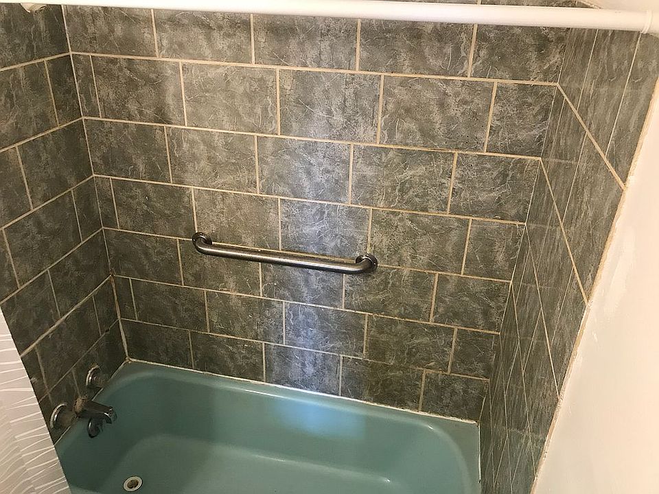 Apt A Shower/Tub