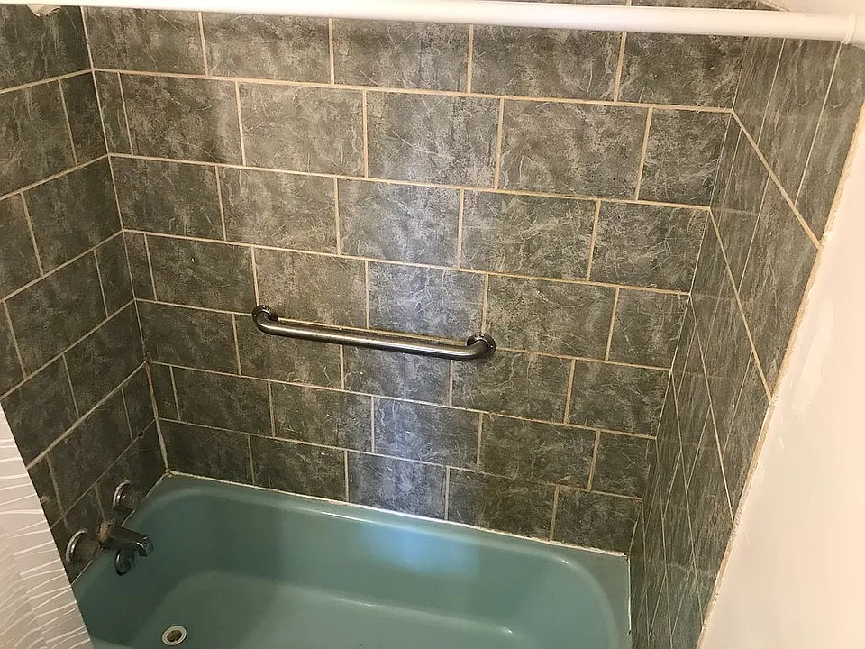 Apt A Shower/Tub