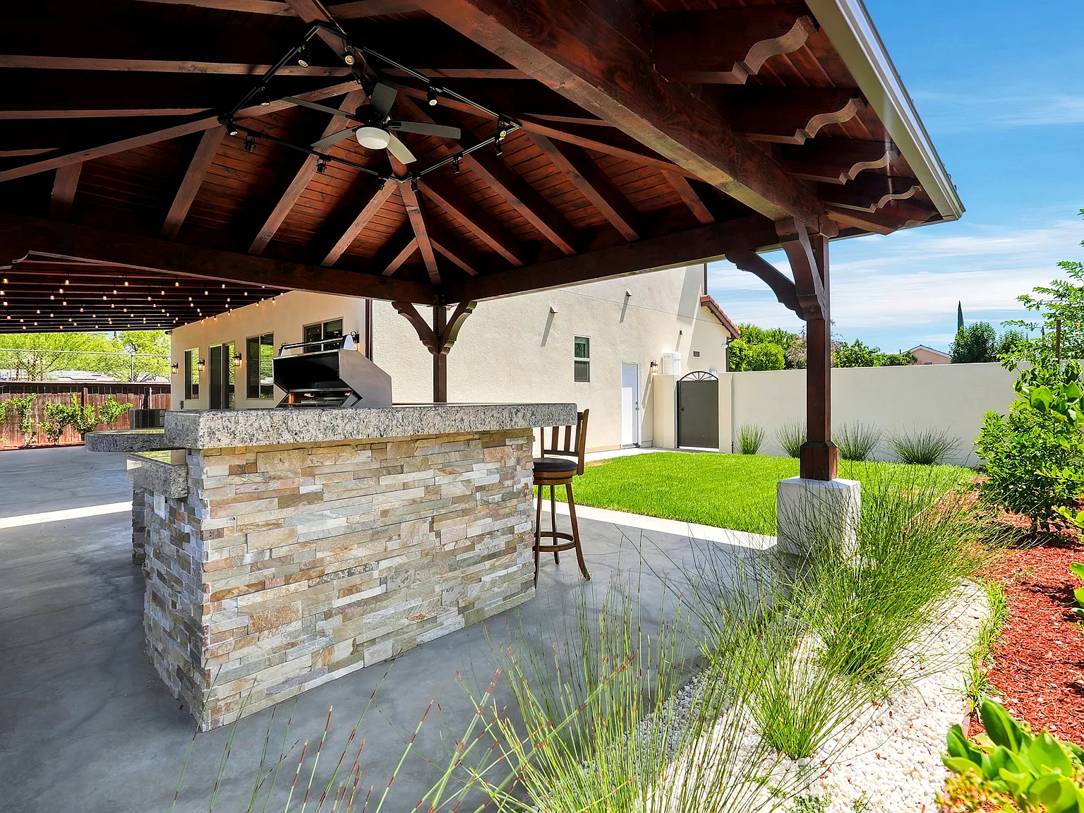4 bed, 2491 sqft, $5,200 — Photo 4
