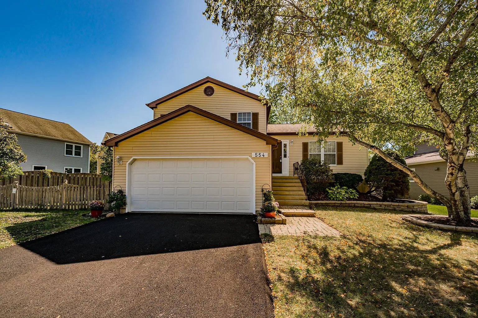 554 Roxbury Dr photo 1