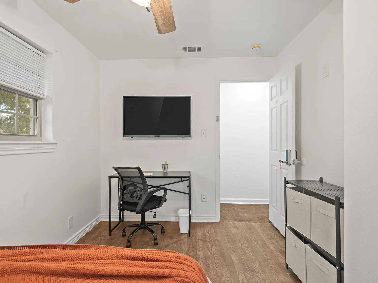 4 bed, 5.0 bath, 3241 sqft, $949 — Photo 1