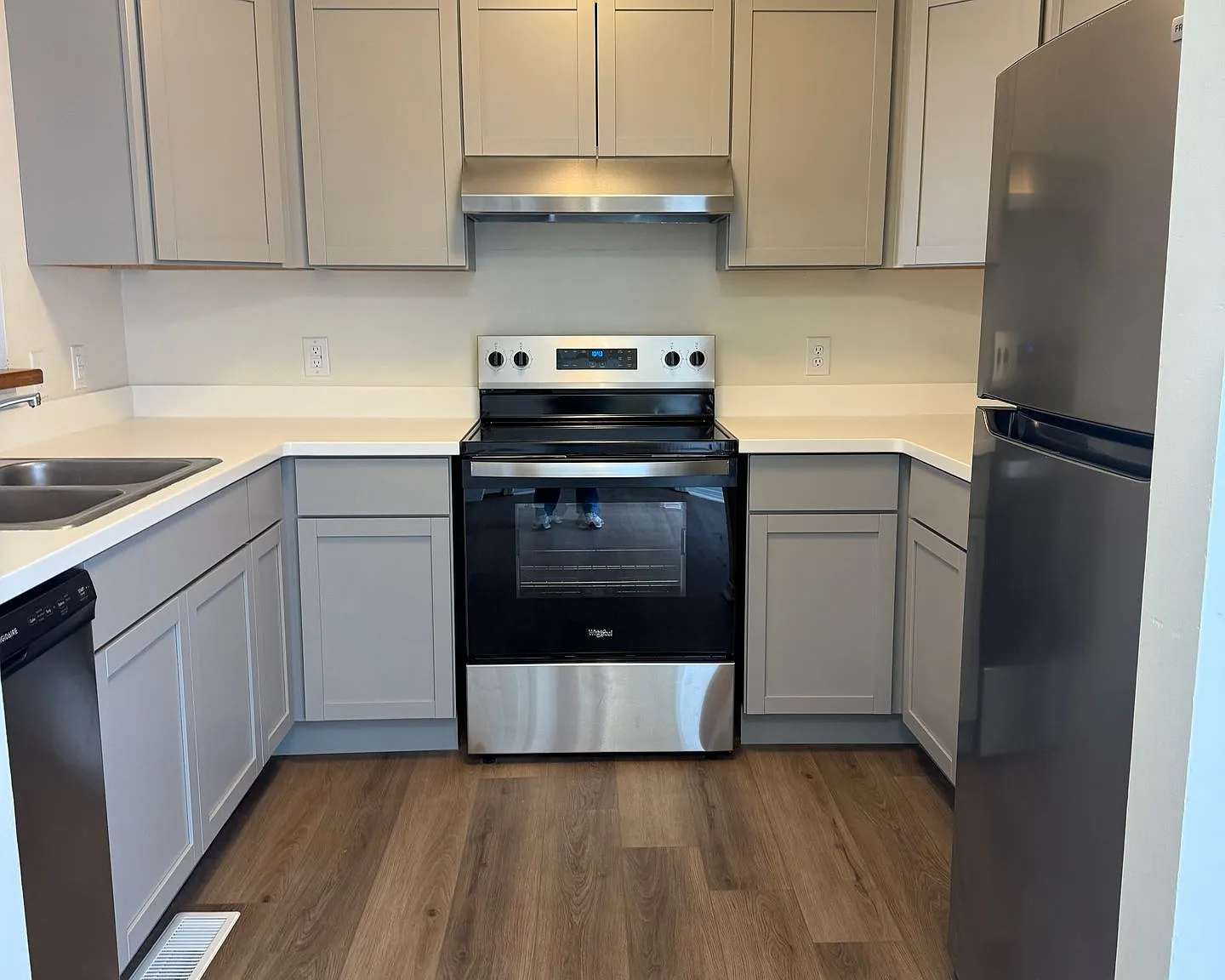 Spacious 3 BR/2.5 bath townhome with attached garage — Photo 2