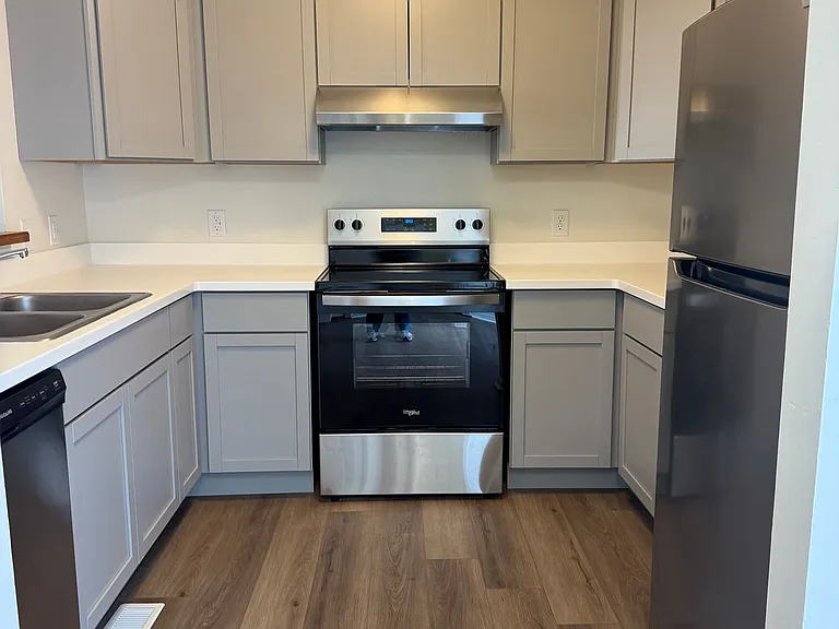 1441 W Allen St — Photo 2