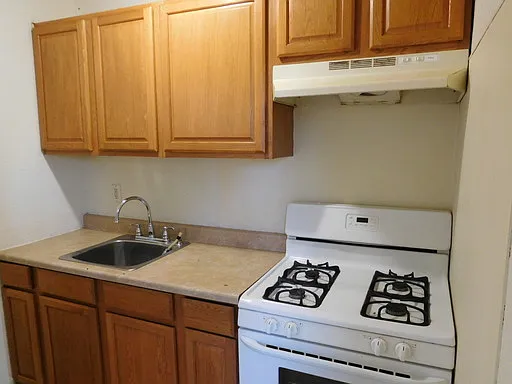 332 W 20th St — Photo 12