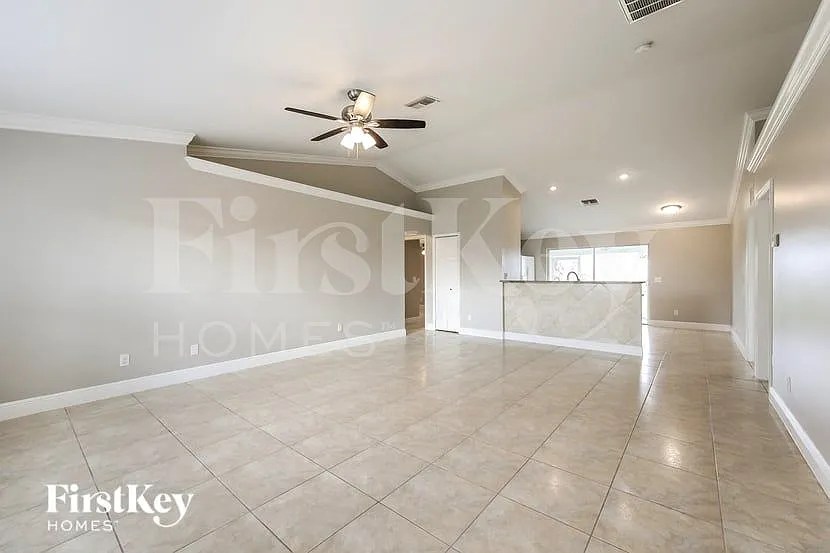 3 bed, 2.0 bath, 1422 sqft, $1,725 — Photo 3