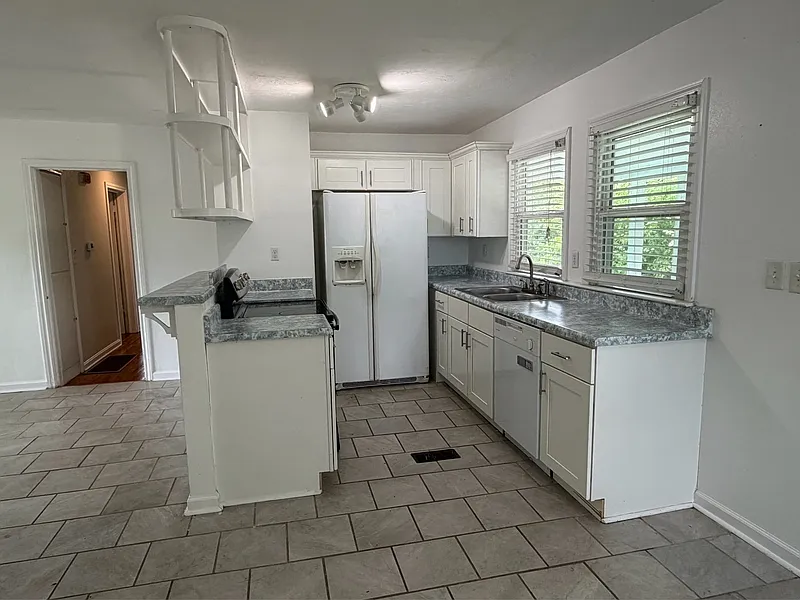 4 bed, 2.0 bath, 1600 sqft, $1,500 — Photo 2