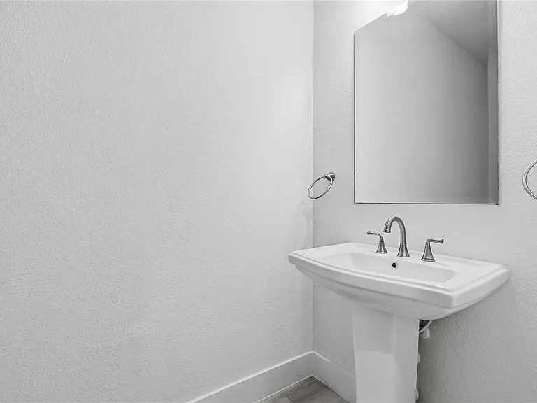 401 Sitlington Ln — Photo 25