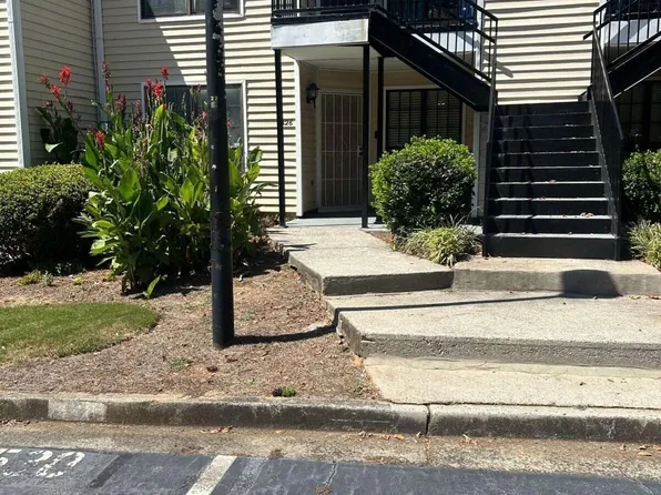 526 Windchase Ln, Stone Mountain, GA 30083