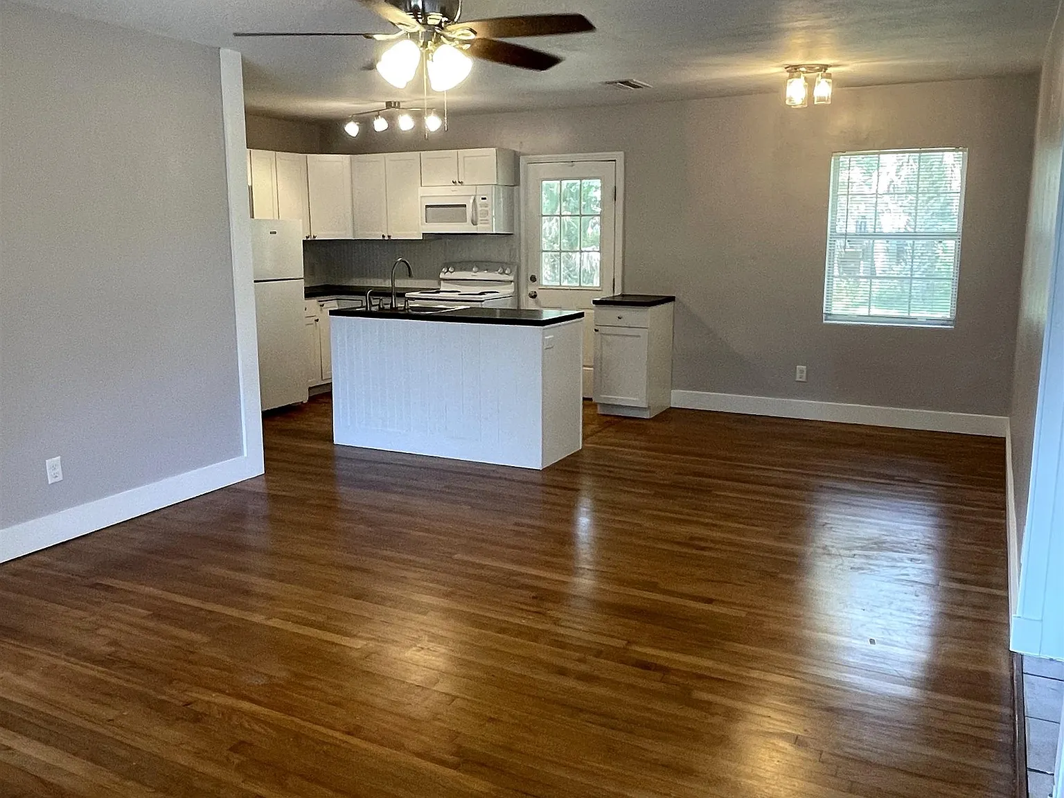 4 bed, 1431 sqft, $2,500 — Photo 3
