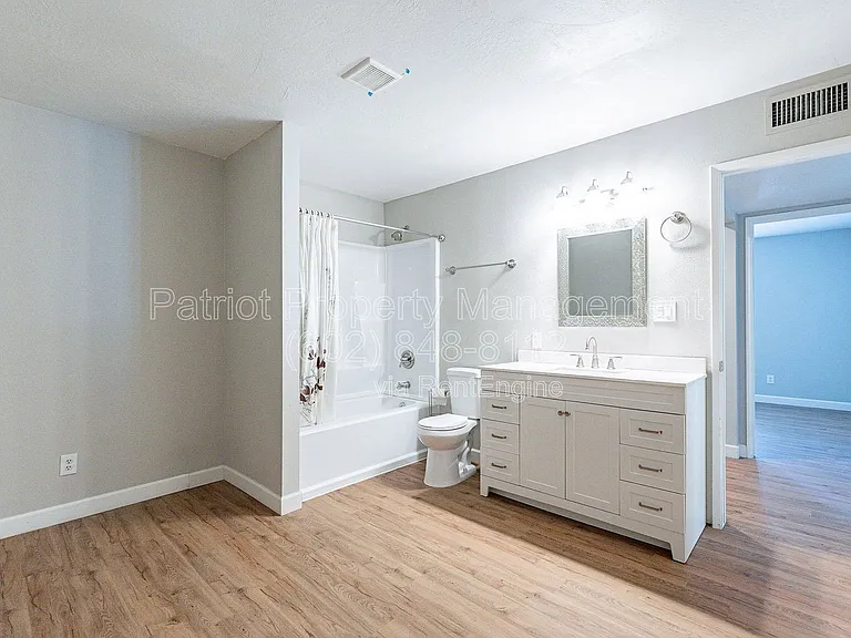 110 W Seldon Ln — Photo 37