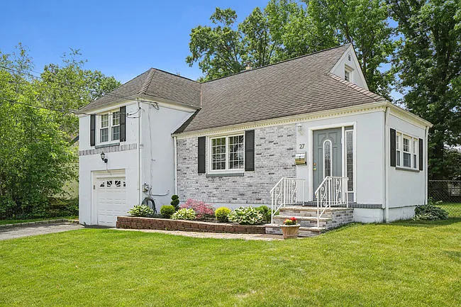27 Edgewood Ave — Photo 2