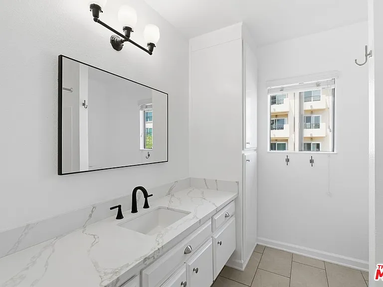 13025 W Moorpark St #101 — Photo 28