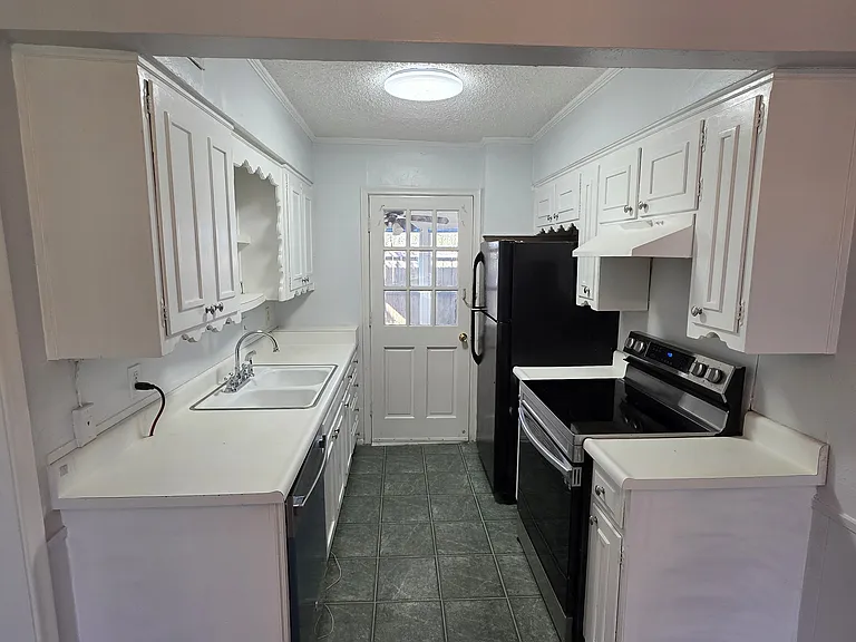 406 Hollyhill Ln — Photo 4