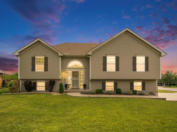 2004 Lake Dr, Smithville, MO 64089