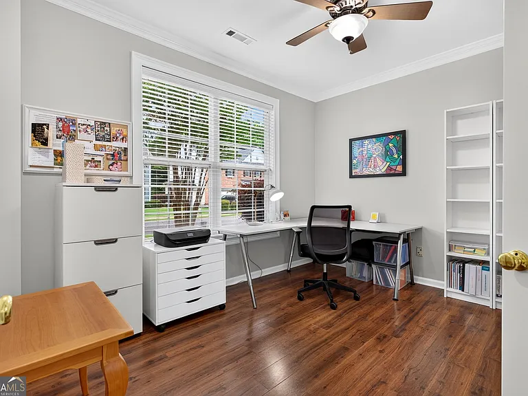 323 Revolution Dr — Photo 10