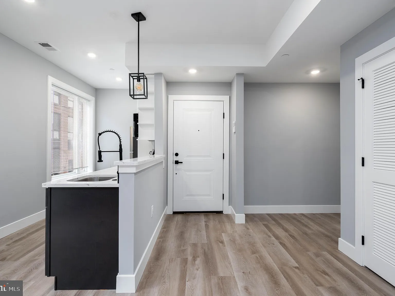 2 bed, 800 sqft, $2,300 — Photo 2
