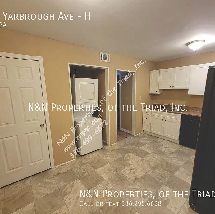 Great Location! 2 Bedroom Townhouse Apartment. — Photo 2