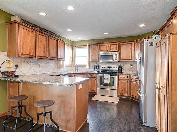 5th image of 1907 NW Hedgewood Dr