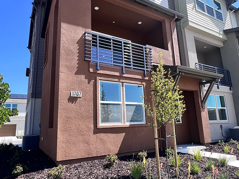1707 Central Pkwy — Photo 1
