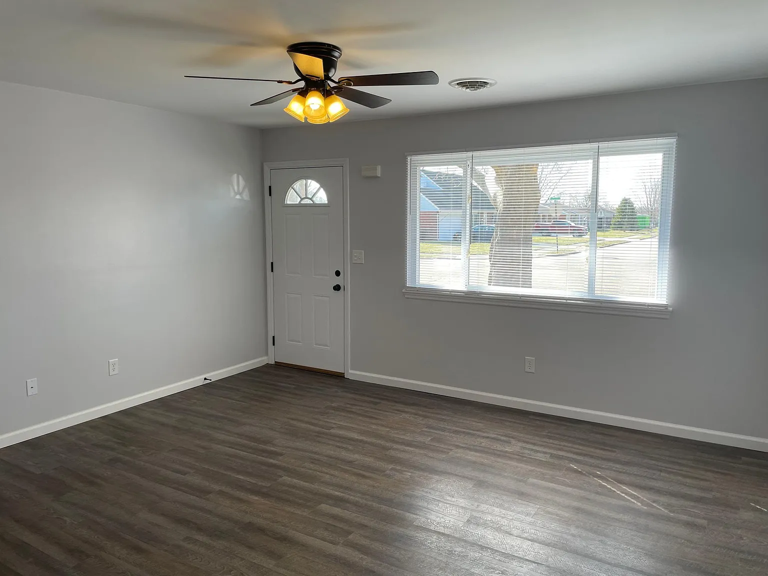 4 bed, 1.5 bath, 1476 sqft, $1,675 — Photo 2