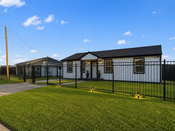 5233 Higgins St, Houston, TX 77033