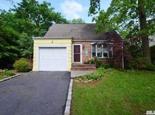 5 Oak Ridge Ln, Albertson, NY 11507