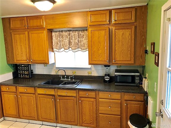 3rd image of 1115 E Larch St