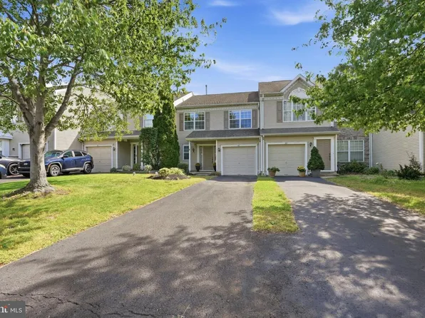 90 Cypress Pl, Newtown, PA 18940