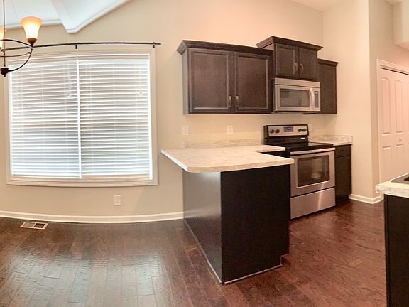 5th image of 1843 Camelot Dr
