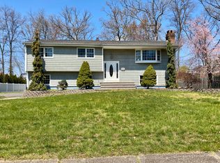 15 Medford Pl, Wayne, NJ 07470