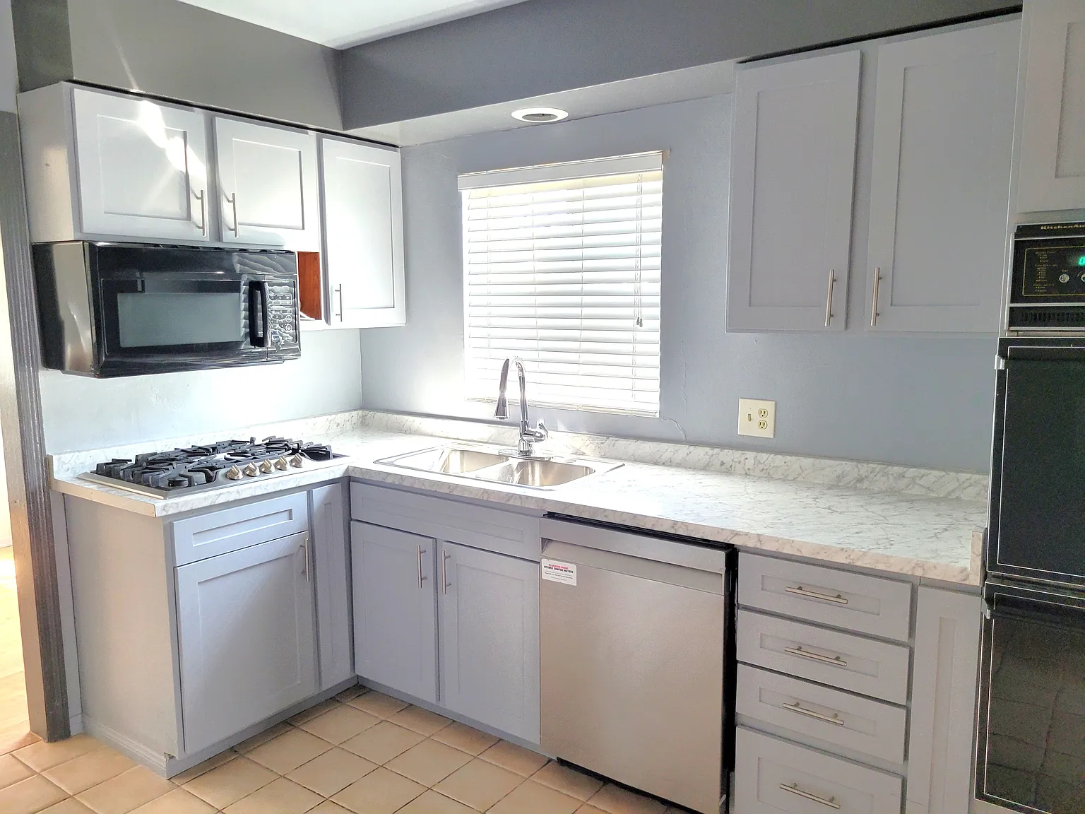3 bed, 1.5 bath, 1016 sqft, $4,300 — Photo 2