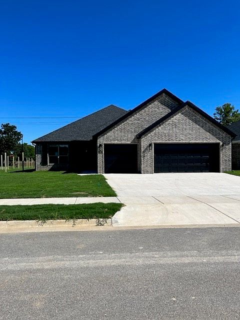1st image of 800 Skylar St