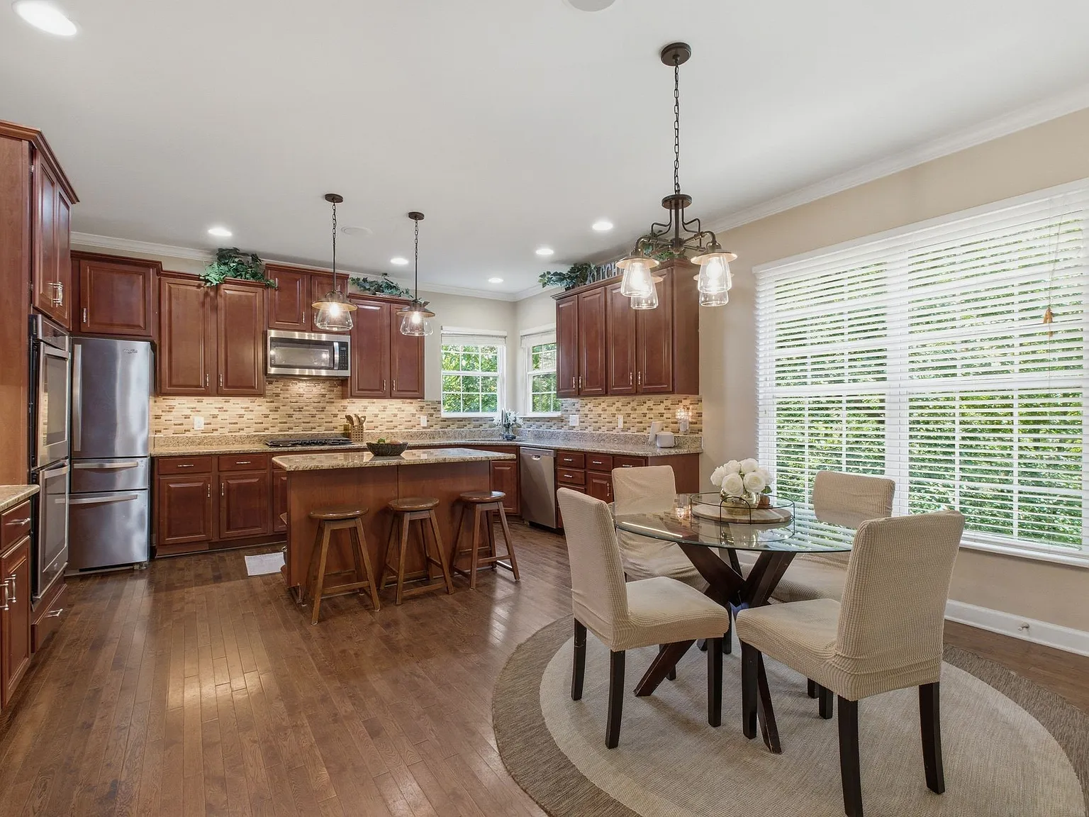 5 bed, 3.5 bath, 3932 sqft, $4,000 — Photo 3